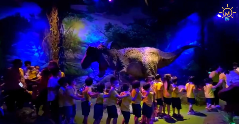 Hành trình khám phá công viên khủng long và thành phố ánh sáng tại Giga Mall