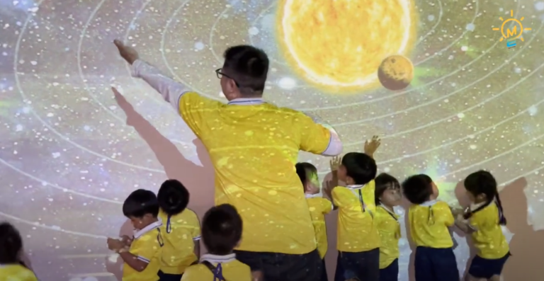 Thầy giới thiệu cho các bé các hành tinh trong hệ mặt trời